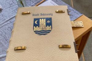 Charterfeier - ZONTA Schleswig - Rathaus - Goldenes Buch